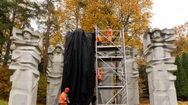 На кладбище в Вильнюсе скульптуры советских воинов прикрыты черной тканью