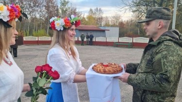 Первые эшелоны с российскими военнослужащими, входящими в состав совместной российско-белорусской группировки войск, прибыли в Беларусь