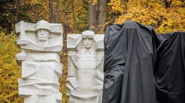 Полиция расследует действия Юрайтиса, снявшего покрытие с советских скульптур