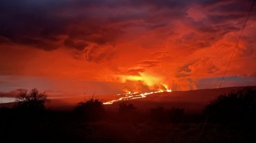 Тысячи людей стекаются на Гавайи, чтобы увидеть светящиеся реки лавы из крупнейшего в мире вулкана.