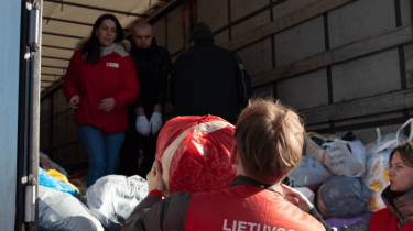 За выходные Красный крест Литвы собрал 3,8 тыс. спальных мешков для Украины