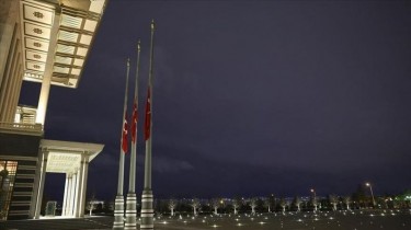 По всей Турции приспущены государственные флаги