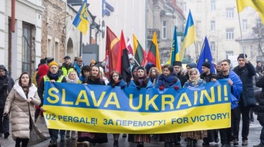 Несколько тысяч человек в Вильнюсе отметили первую годовщину вторжения России в Украину (дополнено)
