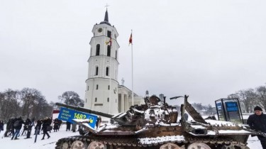 Несмотря на провокации трофейный российский танк в Вильнюсе вывозить и ограждать не будут