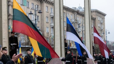 Церемония поднятия флагов трех стран Балтии в честь 33-летней годовщины восстановления Независимости Литвы (видео)
