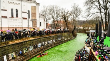 В Вильнюсе отмечают День Cвятого Патрика, воды Вильняле позеленели