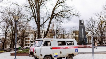 В Вильнюсе на площади Винцаса Кудирки выставлен поврежденный пулями и осколками автомобиль скорой помощи из Украины
