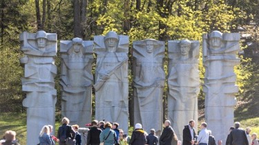 Стелла советских солдат, снятая на кладбище Вильнюса, передана Парку Грутас