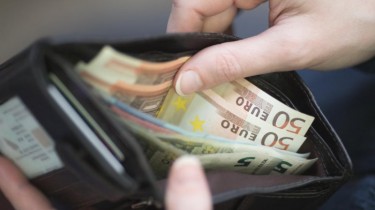 Банк Литвы: минимальная зарплата в следующем году может вырасти на 13% до 953 евро