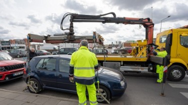 С 6 мая в Вильнюсе подорожал принудительный вывоз автомобилей, нарушивших правила остановки и стоянки