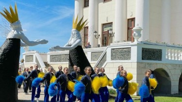 Под звуки оркестров в Пакруойской усадьбе открылся весенний фестиваль цветов