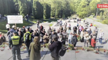 9 мая полиция Литвы дежурит на кладбищах советских солдат, запрещенная символика у посетителей будет изыматься