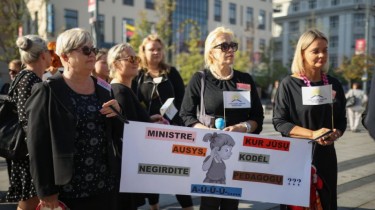 Несколько сотен педагогов протестуют у правительства Литвы
