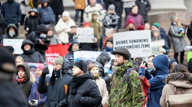 Около ста человек протестуют у Сейма Литвы против сплошной вырубки лесов