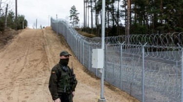 На границе с Беларусью двое мужчин повредили барьер, пытаясь пропустить в Литву 10 мигрантов