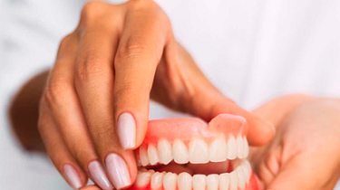 Зубной протез с дефектом