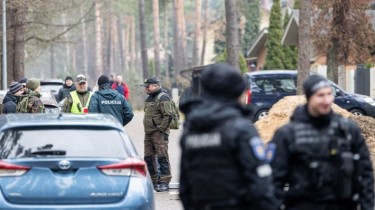 Полиция продолжает работу у дома российского диссидента Волкова в Вильнюсе