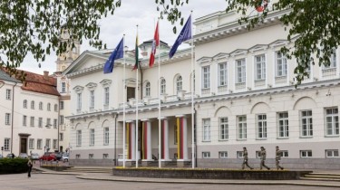 Администрация президента отказалась удалять призыв ждать выборов во дворе дворца