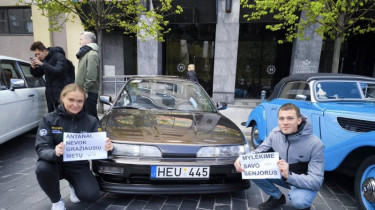 Сотни людей выражают протест возле Сейма против предложения продлить срок службы исторических автомобилей