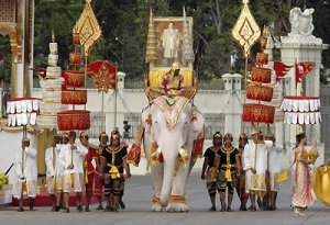 День рождение короля Тайланда - страны улыбок и свободных людей, сотрясаемой военным переворотом