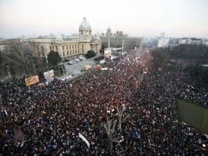 Митинг против отделения Косово закончился поджогом посольства США 