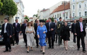 Королева гуляет по старому городу Вильнюса