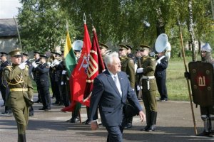 Валдас Адамкус посетил базу ВВС в Зокняй 