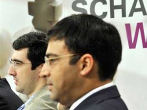 Ананд не смог обыграть Крамника во второй партии матча на первенство мира по шахматам