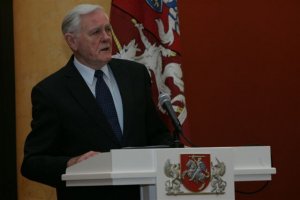 Президент В. Адамкус поздравляет Чехию 