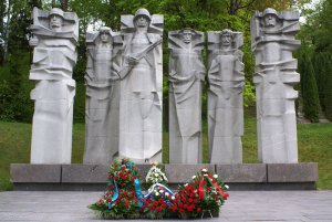 На Антакальнисском кладбище состоялась церемония возложения венков к могилам воинов-освободителей