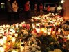 У Посольства Польши - цветы, свечи и выражения соболезнования
