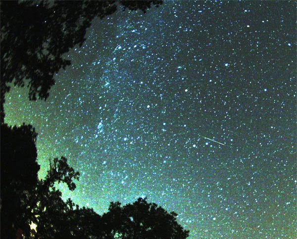 Та самая ночь, когда над Землей проносятся 100 падающих звезд в час (видео)