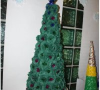 Десятки рождественских елочек - на радость детям и гостям школы "Атейтес"