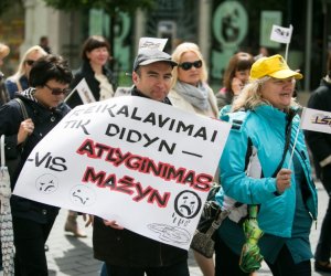 Педагоги, требующие повышение зарплат, провели в Вильнюсе шествие протеста и митинг