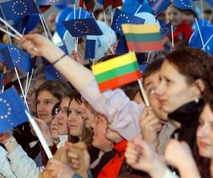 Жители Литвы довольны жизнью, но ратуют за общие вооруженные силы ЕС 