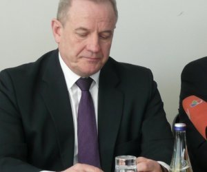 Министр окружающей среды остается на своем посту