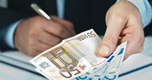 20% работников в Литве в октябре заработали 325 евро или меньше