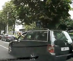 В Каунасском районе заблокировали и угнали автомобиль граждан Латвии
