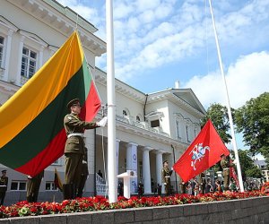 Литовцы во всем мире в День государства исполнили гимн Литвы