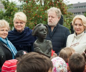 "Мама...!" - скульптура под таким названием, открытая в Вильнюсе, призывает беречь детей
