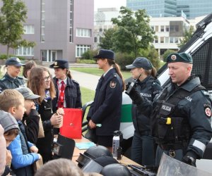 "Мама...!" - скульптура под таким названием, открытая в Вильнюсе, призывает беречь детей