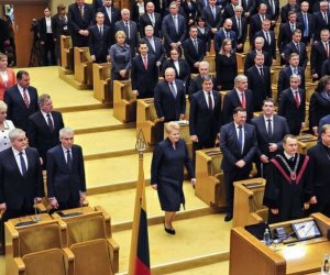 Члены парламента Литвы нового созыва принесли присягу