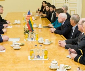Влиятельные сенаторы США обсуждают с руководством Литвы вопросы безопасности