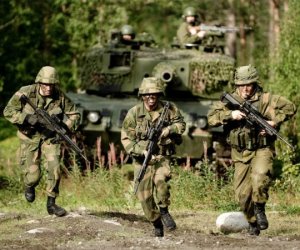 В Клайпеде выгружены норвежские танки и другая техника