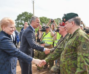 Генсекретарь НАТО и президент Литвы в Рукле наблюдают за военным учения "Железный Волк - 2017"