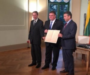 Министры Литвы и Германии подписали договор о передаче Акта 16 февраля