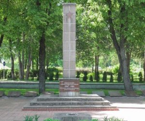 Мэр Биржай приостановил инициативу с табличками у памятников советским воинам 