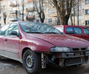 Во дворе ржавеет машина