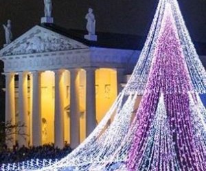 В крупных городах Литвы зажглись огни рождественских ёлок