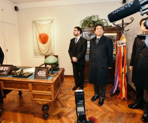 Премьер-министр Японии почтил память своего соотечественника - дипломата, спасавшего евреев в Литве 